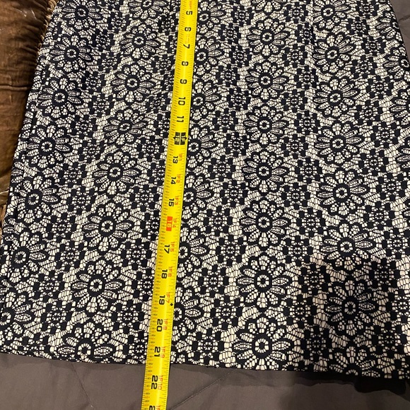 🛼 Banana•Republic 🛼 Navy Blue Lace Pencil Skirt - Picture 3 of 6